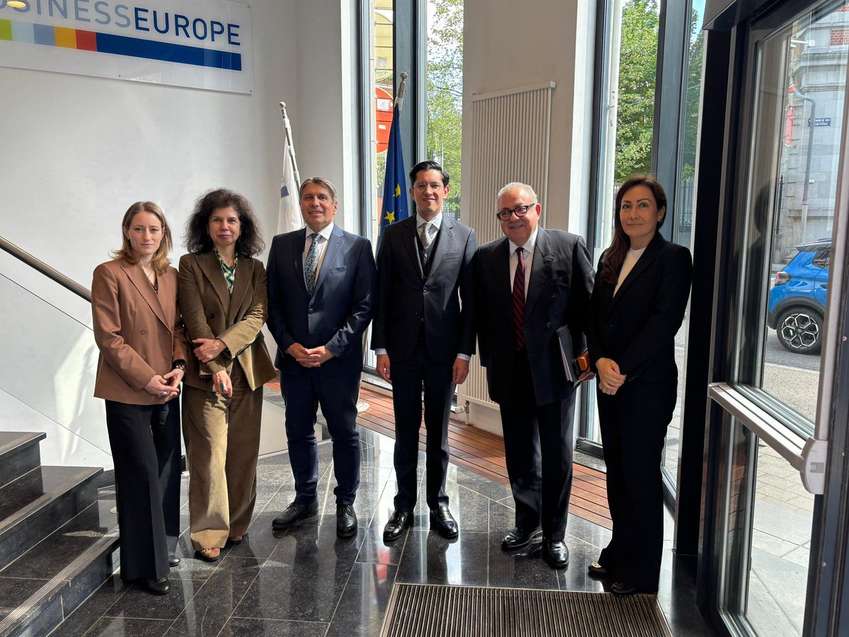 Agradezco a <a href="/eucopresident/">António Costa</a>, presidente de <a href="/EUCouncil/">EU Council</a> con quien platiqué ampliamente sobre cómo profundizar la cooperación, el diálogo político, el comercio y la inversión a través de la firma del Acuerdo Global Modernizado 🇲🇽-🇪🇺(AGM) cuya fecha será anunciada próximamente con la