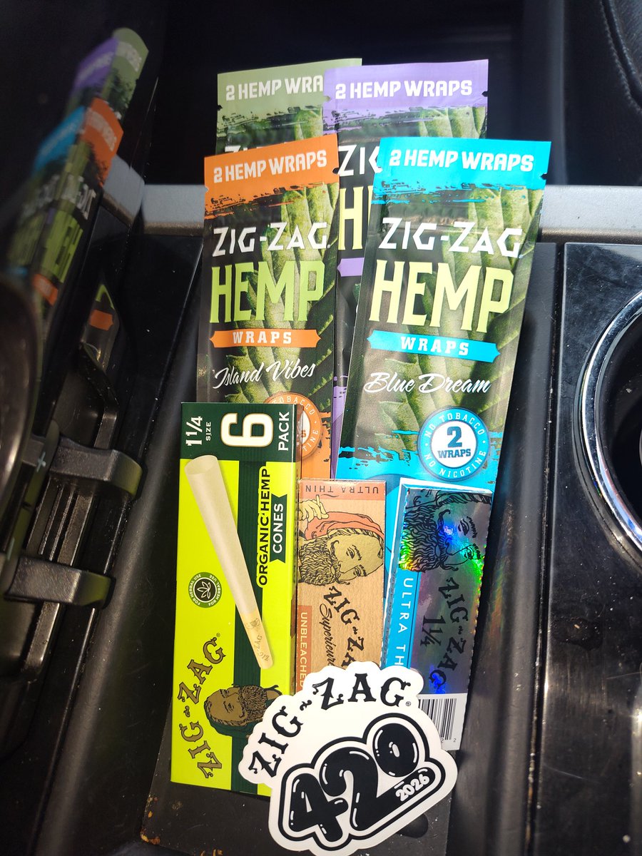 Katstruths's tweet photo. @Flipp440 @Fast_Buds @island_herbz @AndreaCole74880 @peanutz76erz I got these goodies from a zig zag rep yesterday for 420🔥 https://t.co/qEOMkwG2Um