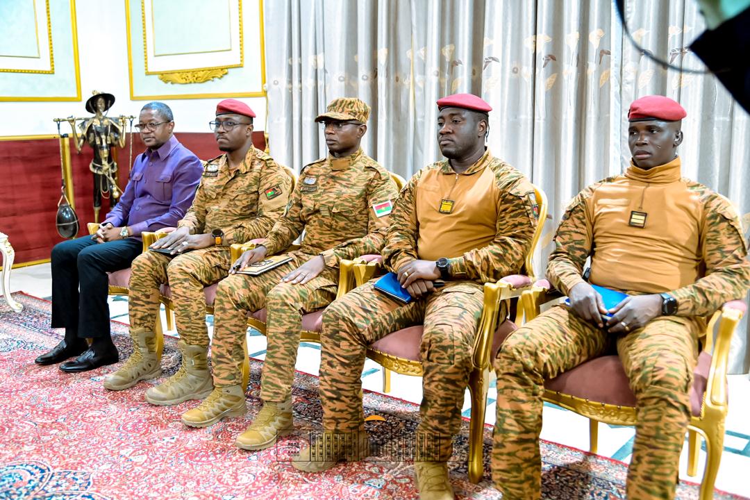 Amasanamu yerekana uko Umukuru w’igihugu c'U #Burundi akaba n'Umukuru wa <a href="/_AfricanUnion/">African Union</a> Nyenicubahiro <a href="/GeneralNeva/">SE Evariste Ndayishimiye</a>, ingene yakiriwe ku kirimba ca Koulouba na mugenzi wiwe wa Burkina Faso Nyenicubahiro <a href="/CapitaineIb226/">Capitaine Ibrahim TRAORÉ</a>, arongoye ishirahamwe #AES