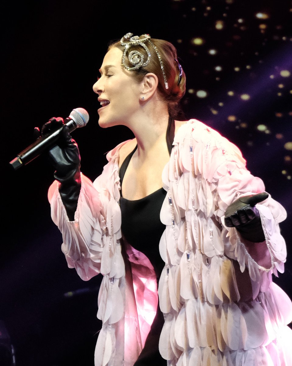 Must_Ent's tweet photo. Zuhal Olcay Yeni Cabaret İzmir sahnesinde🎶 

#MustEntertainment 
#Konser #Organizasyon https://t.co/mlCE2FUd8P