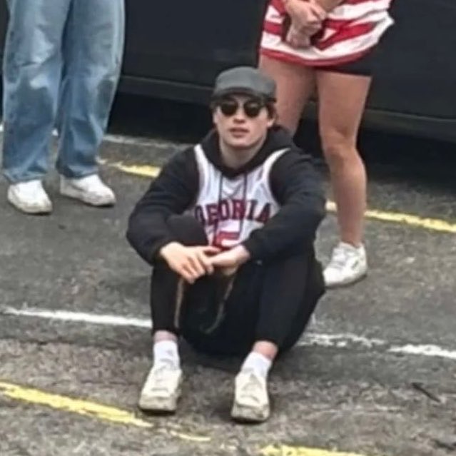 sachiellii's tweet photo. how many hats and glasses did this dude have??😭 https://t.co/5Ack3xao3P