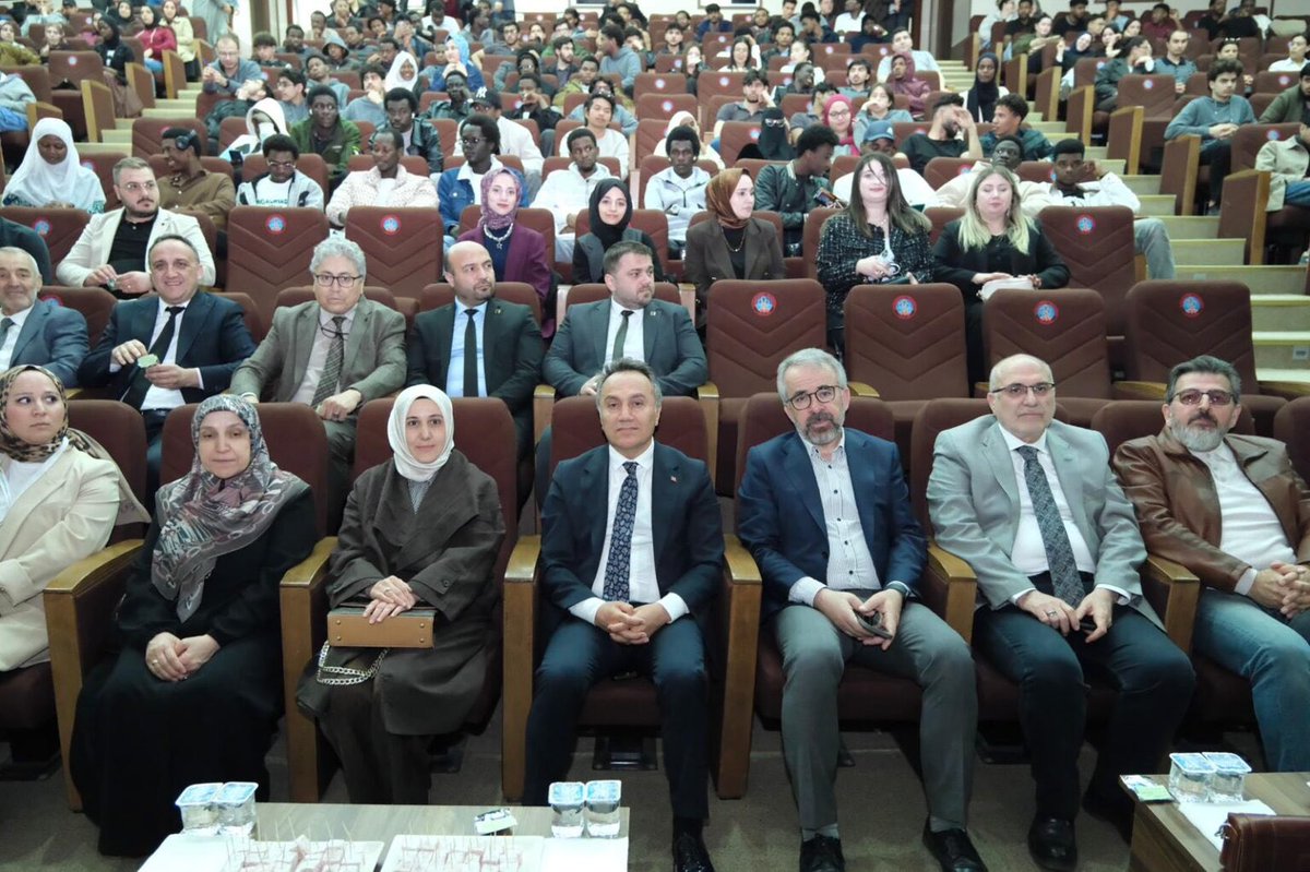profdrfatihylmz's tweet photo. 🌙✨ Türkçe’nin Gönül Diliyle Peygamber Sevgisi TOGÜ’de Yankılandı

Peygamber Efendimiz’in doğumu vesilesiyle düzenlediğimiz Uluslararası Öğrenciler İçin Türkçe Naat Yarışması’na ev sahipliği yapmaktan büyük bir memnuniyet duydum. Dünyanın dört bir yanından Tokat’a ilim yolculuğu için gelen öğrencilerimizin, Türkçenin zarafetiyle dile getirdikleri naatlar kalplerimize dokundu, gönüllerimizi birleştirdi.

Üniversitemiz TÖMER ve Uluslararası Tokat Anadolu İmam Hatip Lisesi iş birliğiyle gerçekleştirdiğimiz bu anlamlı programda; farklı coğrafyalardan gelen gençlerimizin aynı duyguda buluştuğuna, aynı sevdayı aynı dilde ifade ettiğine şahitlik ettik.

Kendi ana dilleri dışında Türkçe ile böylesine güçlü bir duygu aktarımı gerçekleştirmeleri, Türkçenin yalnızca bir dil değil, bir gönül bağı olduğunu bir kez daha göstermiştir. Her bir öğrencimizin samimiyeti, heyecanı ve içtenliği bizler için en kıymetli kazanımdır.

İnanıyorum ki bu buluşma; sadece bir yarışma değil, kültürlerin kaynaştığı, gönüllerin birleştiği bir kardeşlik iklimidir. Dereceye giren öğrencilerimizi tebrik ediyor, emeği geçen tüm paydaşlarımıza gönülden teşekkür ediyorum.

Biz, yalnızca bilgi üreten değil; gönüller inşa eden bir üniversiteyiz.

#gaziosmanpaşaüniversitesi