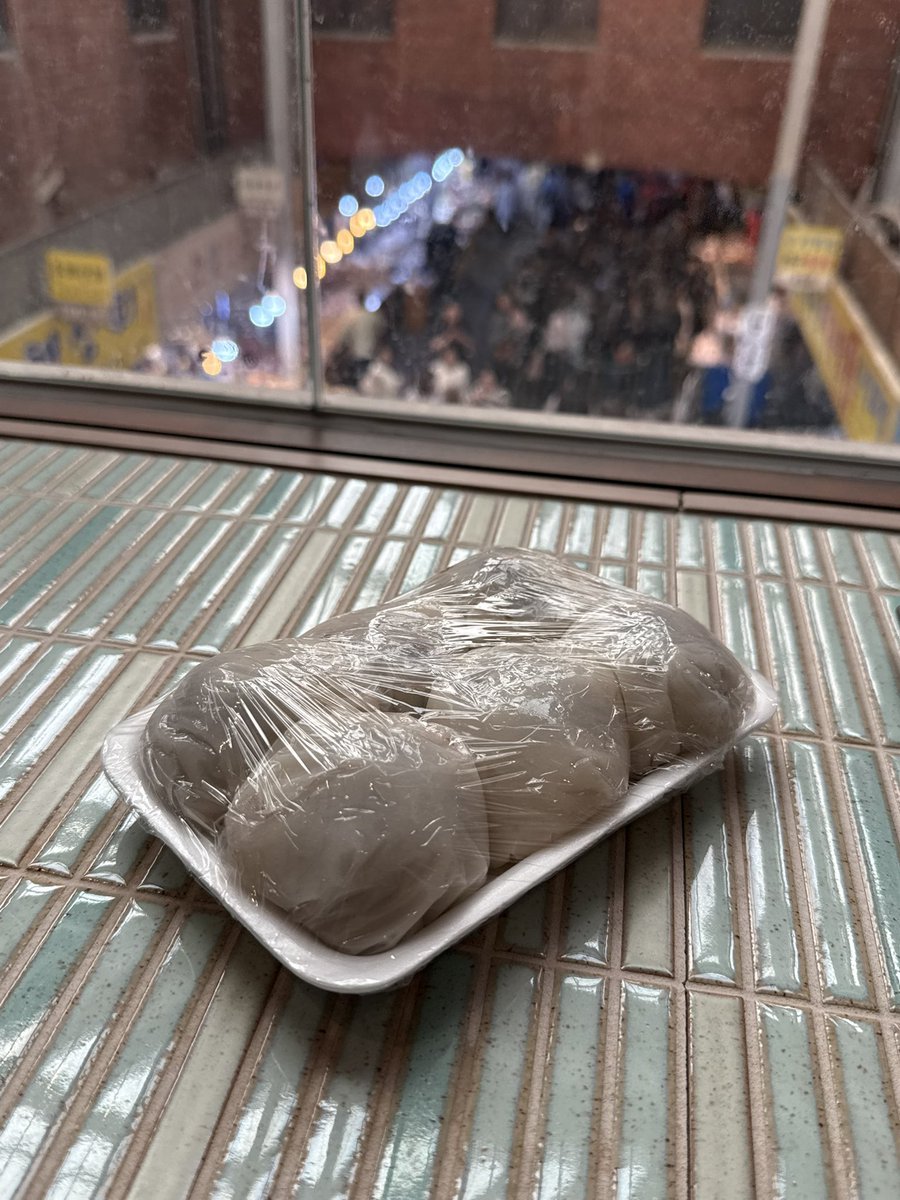 孤独のグルメ🍴韓国編🇰🇷
シギョンちゃんオススメの薬水市場にある호두까기 호두과자に行ってきた🫶🏻
まさかの30分も待った😳地元の方がみんなたくさん買ってた！！おまけくれて外で食べてみたけど美味しかった！！
あと広蔵市場の60년 전통 떡집へ🫶🏻
こちらは1時間待ち😳‼️
韓国MIDZYさんも行くのかな⁈