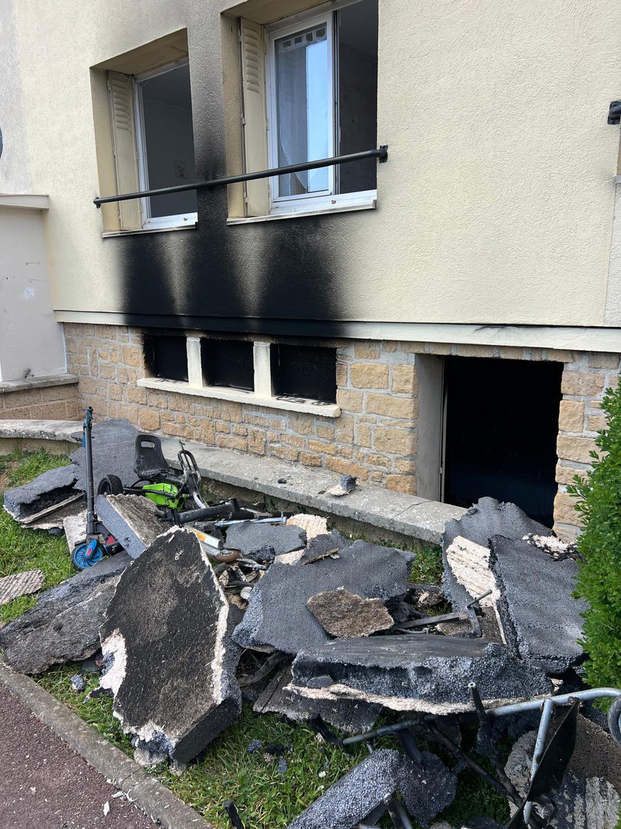 🔵SEDAN🔵

DEUX FOIS DANS LA MÊME NUIT : UN INCENDIAIRE SÈME LA PANIQUE DANS UN IMMEUBLE DE LA RUE LABAUCHE, LES LOCATAIRES SONT INQUIETS ET PLUTÔT REMONTÉS

Consultez l'article sur notre site: ardennesactus.fr/article/un-jou…