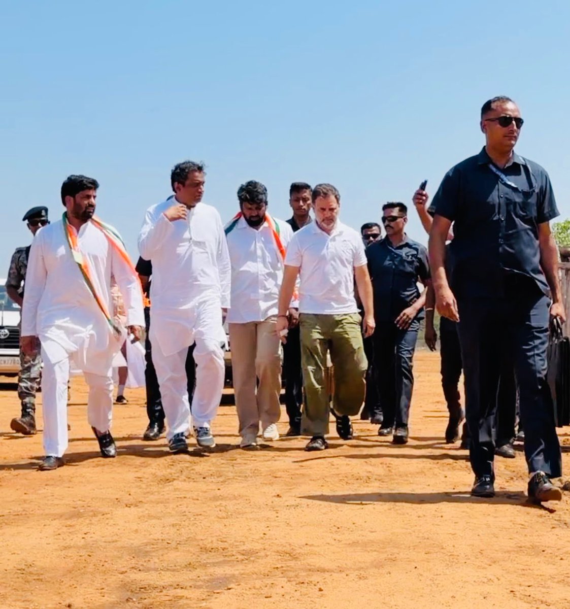 AKY_INCMP's tweet photo. An electrifying atmosphere at Sri Vaikuntam Constituency, Tamil Nadu, as Jan Nayak Rahul Gandhi Ji addressed a massive public gathering during the election campaign, reflecting the strong wave of support on the ground.

#AKY | @RahulGandhi | @Oorvasi_Amirth | @INCTamilNadu https://t.co/86a6ObnRSh