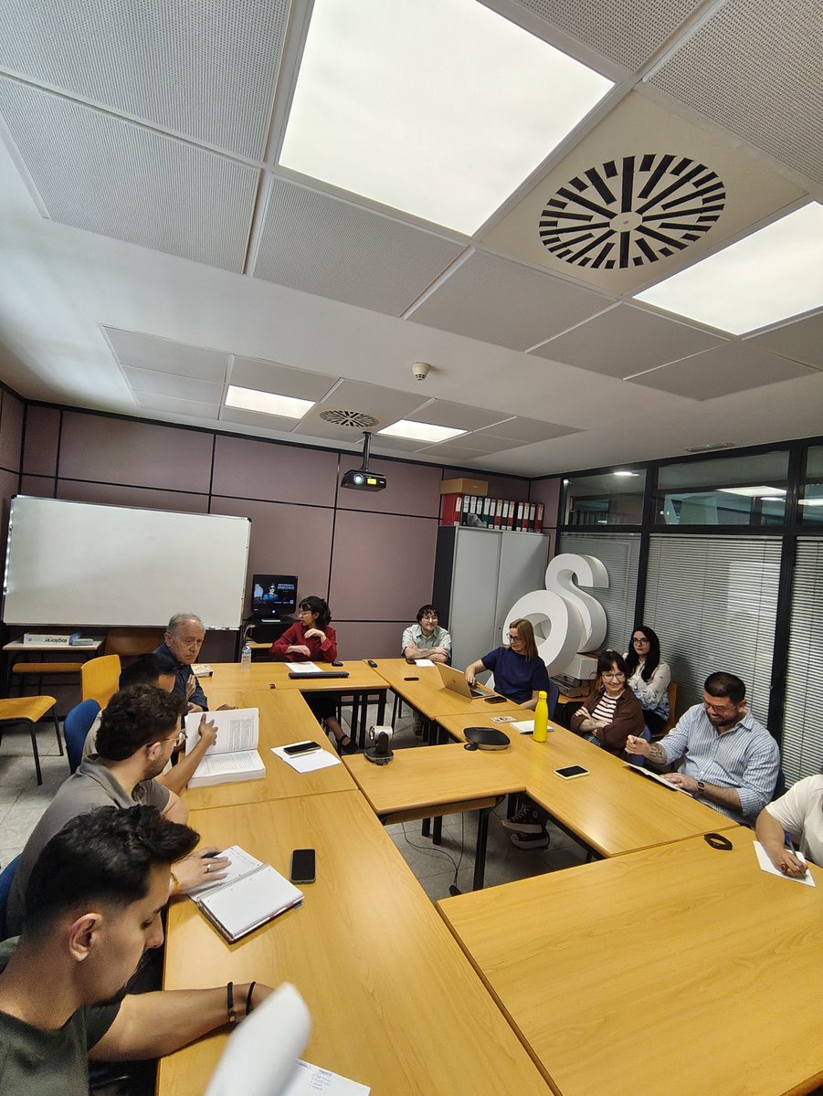 iha_uji's tweet photo. WORKSHOP 💻📘

Hoy hemos celebrado el XLIX Workshop IHA 🎓 En esta ocasión, la investigadora Mercedes Burgos Martínez ha presentado los resultados de su tesis doctoral “Pontífices mediáticos. La configuración de la imagen papal en la cultura visual contemporánea (1978–2025)”. https://t.co/H8Y1LK33j1