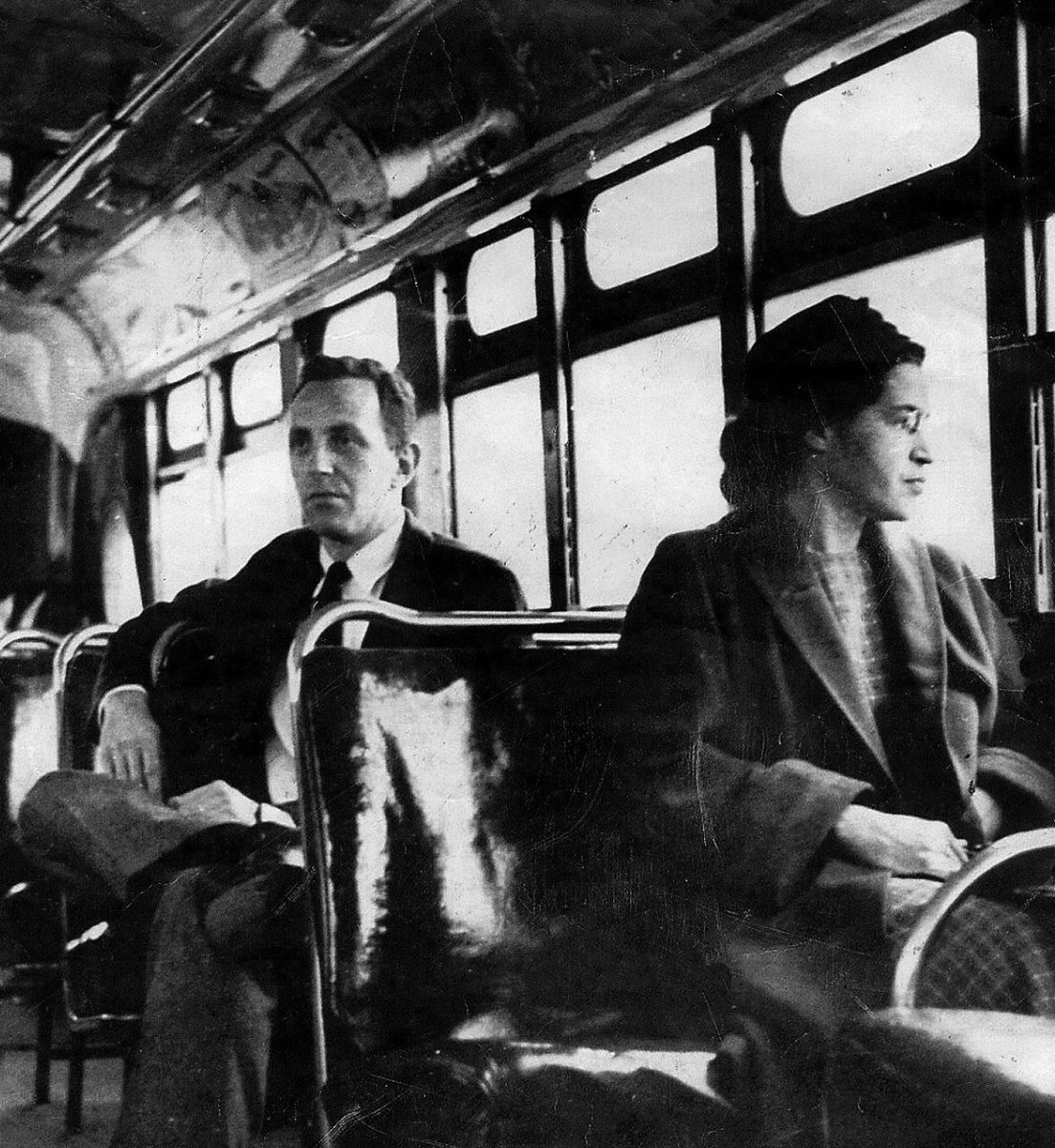 danielkieling's tweet photo. Quando em 1955 Rosa Parks se recusou a cumprir ordens e deixar o banco para os brancos no ônibus a sua desobediência iniciou a base do movimento pelos direitos civis nos USA! Lidera não é dizer sim, evitar conflitos, liderar é saber quando o conflito é inevitável e necessário! https://t.co/4EJctDrUUe
