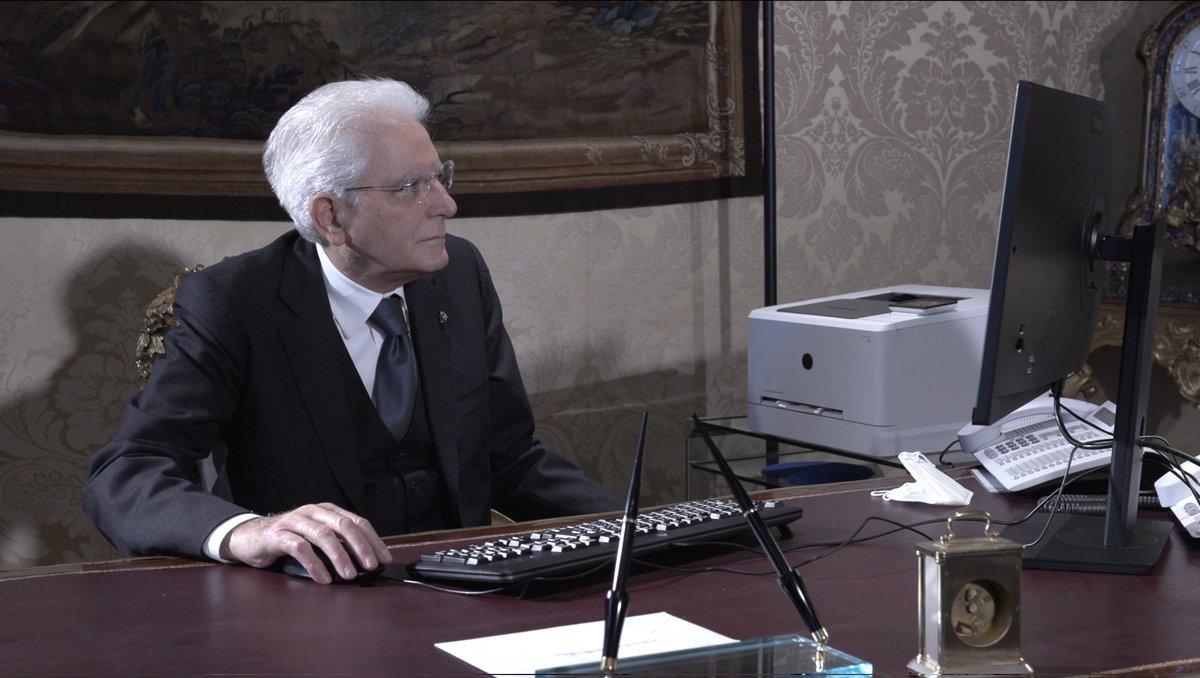FalangaGiovanna's tweet image. Mattarella mentre corregge il DL Sicurezza: 

#Mattarella #DLSicurezza #DecretoSicurezza