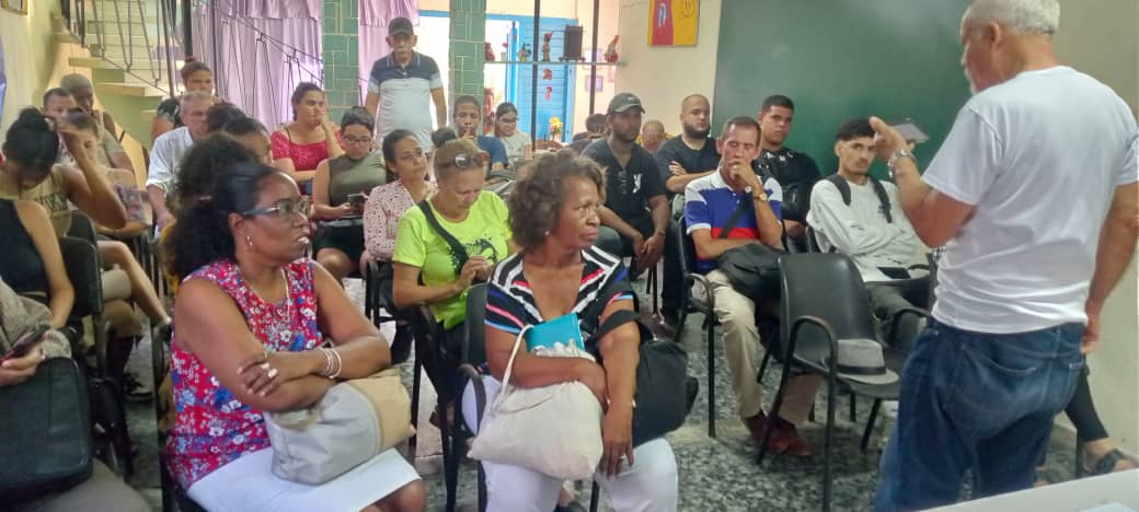 🖋 #MiFirmaPorLaPatria 🇨🇺
Ahora mismo los #Varonianos estamos firmando frente al Edificio Central del #Varona y en toda La Habana. Reafirmamos nuestra vocación de paz y el deber de defender la Patria. No nos doblegarán.
Por Girón. Por #Fidel. Por nuestros jóvenes. ¡Firmamos! 💪