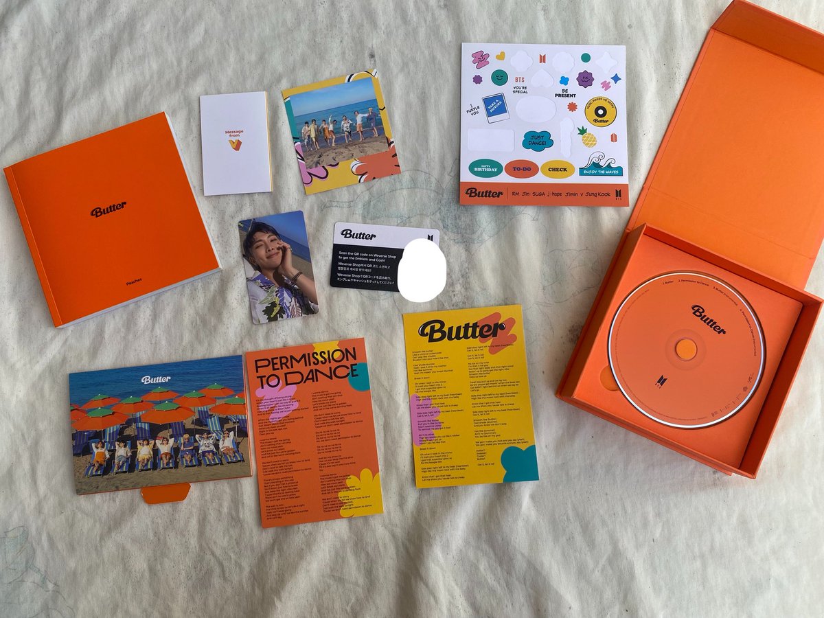 spaceknjn's tweet photo. vende-se álbum do bts butter versão peaches 

• photocard do namjoon
• message do taehyung
• qr code nunca usado

- o álbum está completo (única coisa faltando são as figurinhas porque usei algumas na época) 
- tem uma pequena falha na frente mas nada muito grave e difícil de https://t.co/gf0REXUc93