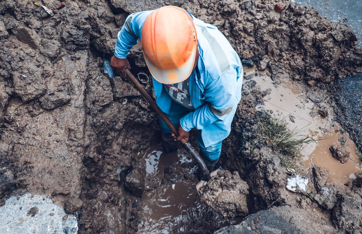 #Nacionales | Personal de ANDA trabaja en la reparación de una fuga de agua potable en avenida Río Amazonas, Antiguo Cuscatlán.