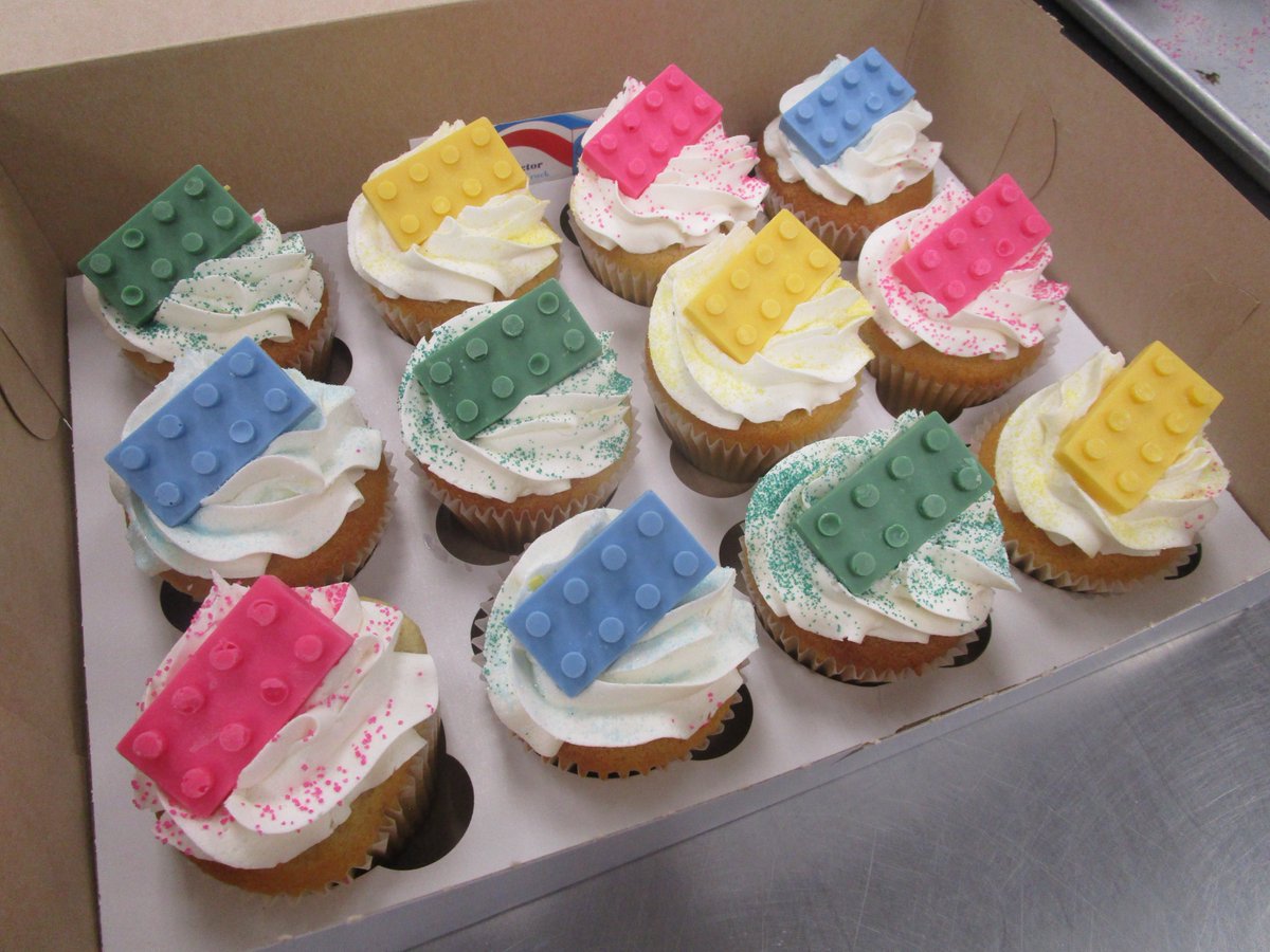 thecupcakedoc's tweet image. Tuesday flavors: Cookies &amp;amp; Cream, Kirby's Carrot Cake, Banana Split, Strawberry Margarita, Chocolate-Covered Strawberry, Boston Cream Pie, Strawberry Shortcake, Turtle Sundae, Chocolate, Peak, Red Velvet, and Vanilla #cupcakes!