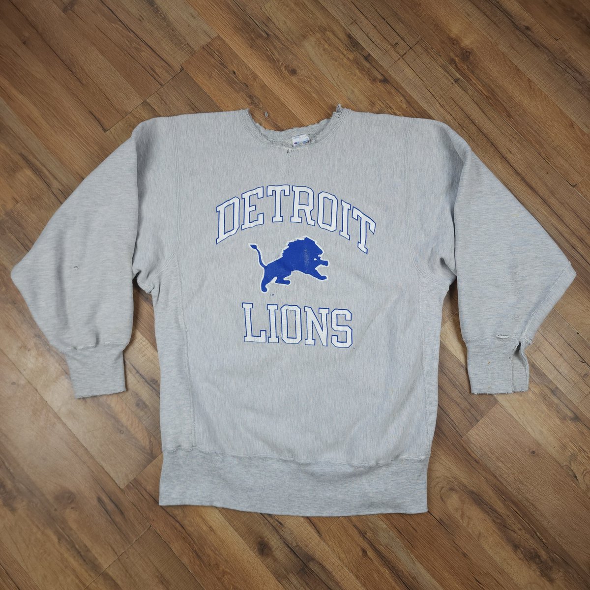 810Kicks's tweet photo. Vintage Detroit Lions Champion Reverse Weave (XL)

Made in USA. Real vintage.
Faded graphic, worn-in the right way.
You don’t see Lions pieces like this come up often.

Available on site.
https://t.co/RITlQhW55g https://t.co/LVrOVnAfG3