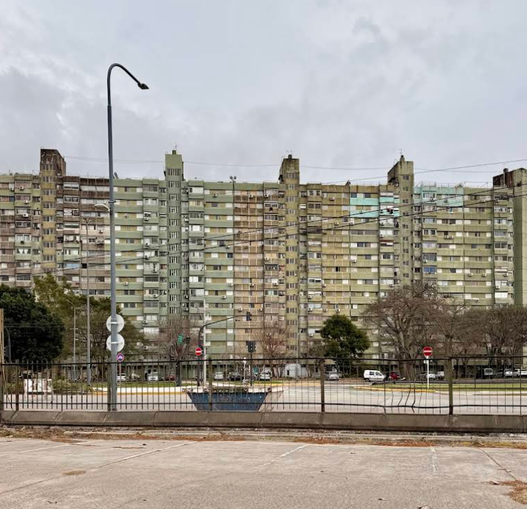 NuevosBAires's tweet photo. [Villa Lugano] Podría ser Europa del Este en la Guerra Fría, pero es la Ciudad de Buenos Aires. 

El Barrio General Savio es uno de los complejos de vivienda pública más grandes del país.

Recorremos su historia. 🧵👇 https://t.co/SGnEosoMQ1