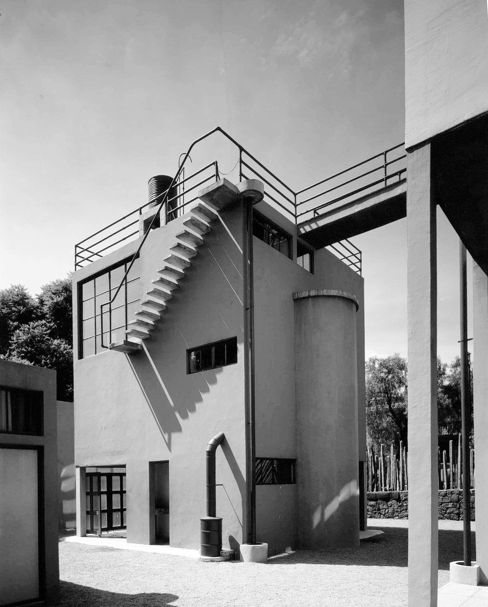 archinerds's tweet image. Casa Estudio Diego Rivera y Frida Kahlo, Juan O'Gorman, Mexico City, Mexico, 1932.

Follow archinerds for your daily dose of architecture
#archinerds #architecture #juanogorman #mexicocity #modernism