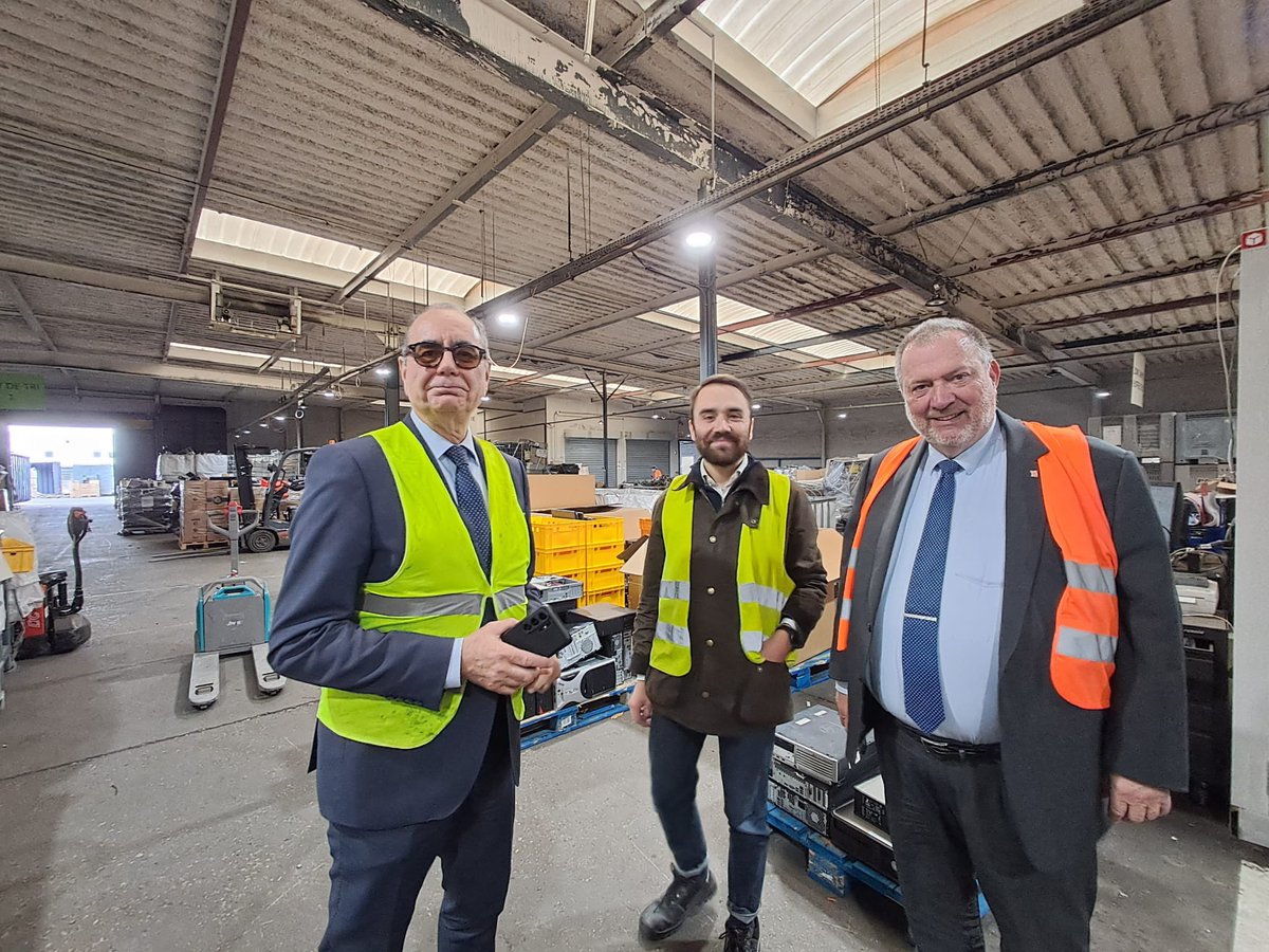PKuchly57's tweet photo. Visite avec le @CEEVO95 de #LOXY entreprise #madein95 qui recycle en toute sécurité des déchets électroniques (mais pas que…)... 
#LOXY est une entreprise adaptée spécialisée en DEEE depuis près de vingt ans…

@CCI_95 @CCI_Paris_IdF @ccifrance https://t.co/DpA6XxNg5A