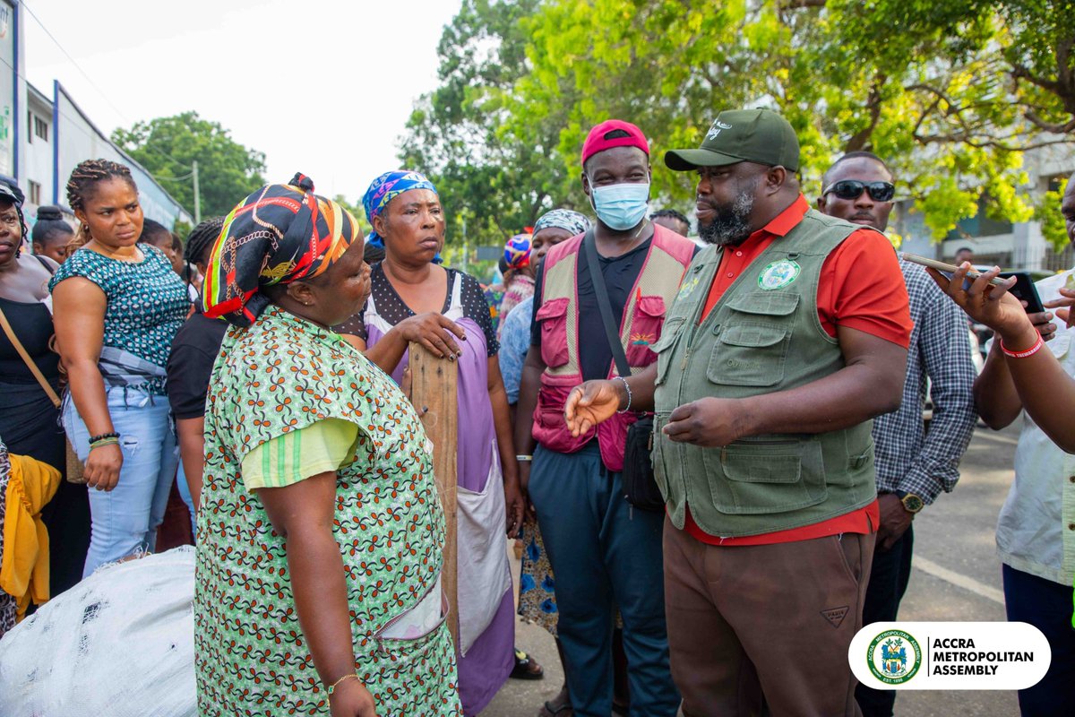 Class913fm's tweet image. AMA intensifies National Sanitation Day enforcement, locks shops in Accra for operating during exercise

#ClassFM