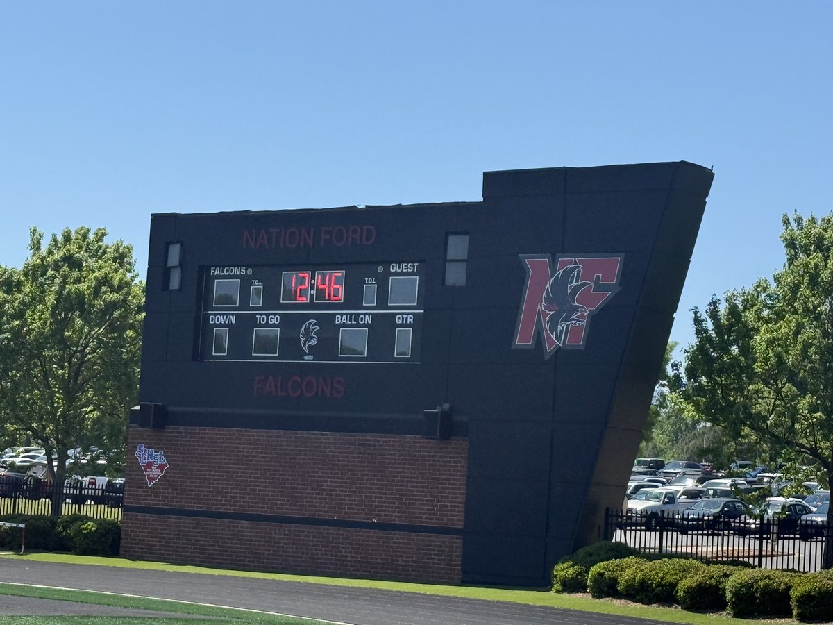 CoachCoax17's tweet image. Appreciate the time spent with Coach Bentley at @NafoFalconsFB today! #ACE