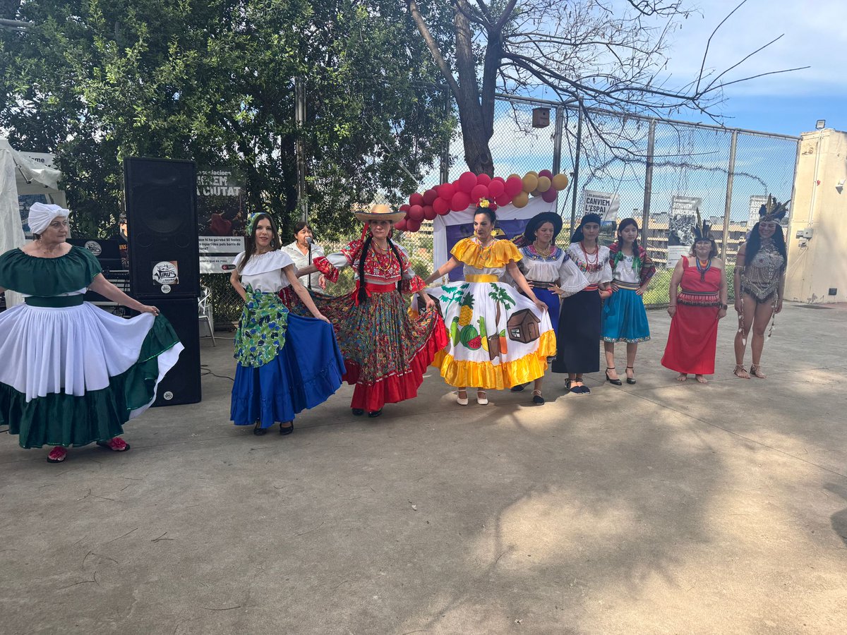 CECUbarcelona's tweet image. 🎨 El Consulado del Ecuador en Barcelona acompañó el Día de las Artes junto a la comunidad ecuatoriana, celebrando talento, identidad y cultura en el exterior 🇪🇨🤝
#EcuadorEnElExterior #CulturaEcuatoriana #Barcelona