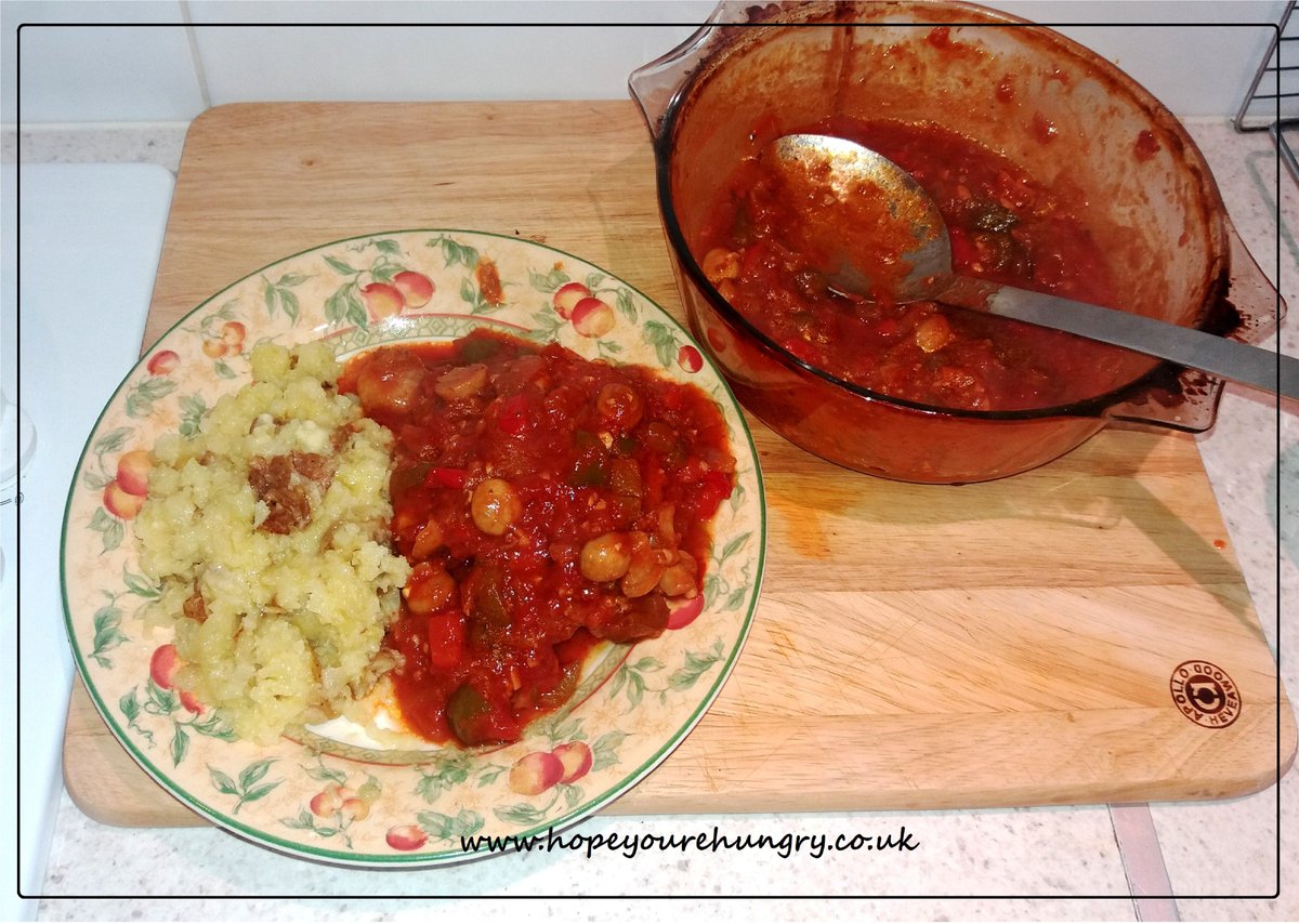 re_hungry's tweet image. Happy #Tuesday lovely Hungrys! Craving a little comfort food? Try my easy Pollo alla Cacciatore - recipe: hopeyourehungry.co.uk/pollo-put-the-… A flavourful chicken stew, perfect paired with buttered baked potatoes! Stay hungry! ;) x #bakeithappen #recipes #chicken #comfortfood #cooking