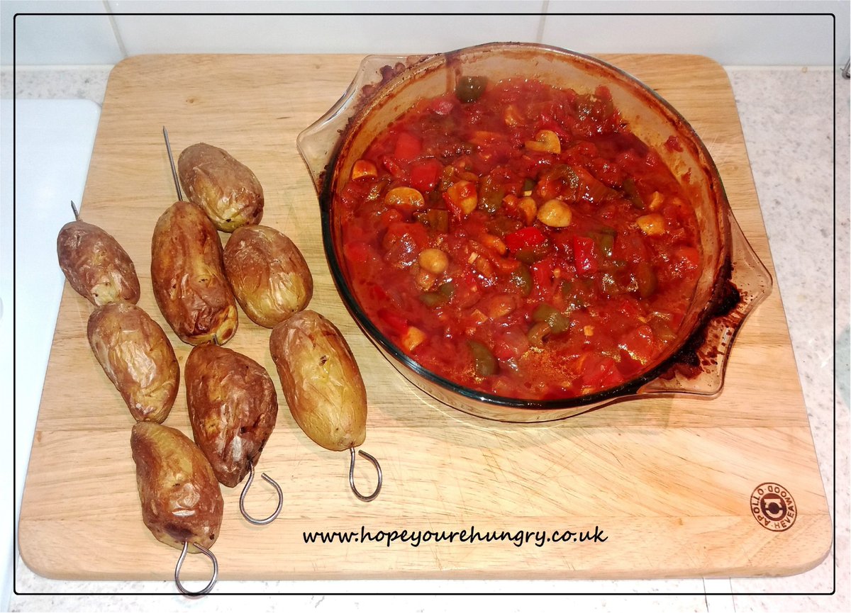 re_hungry's tweet image. Happy #Tuesday lovely Hungrys! Craving a little comfort food? Try my easy Pollo alla Cacciatore - recipe: hopeyourehungry.co.uk/pollo-put-the-… A flavourful chicken stew, perfect paired with buttered baked potatoes! Stay hungry! ;) x #bakeithappen #recipes #chicken #comfortfood #cooking