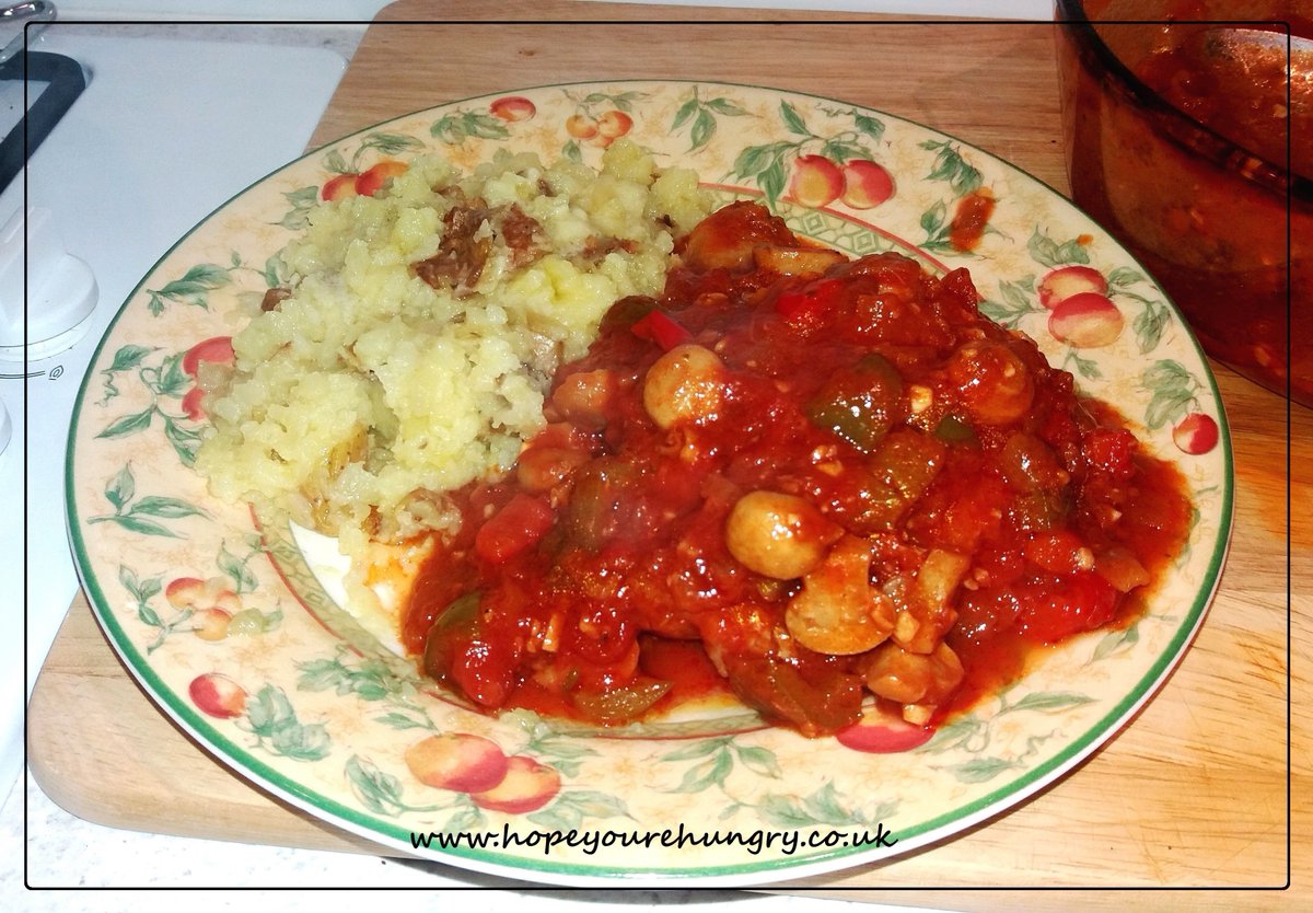re_hungry's tweet image. Happy #Tuesday lovely Hungrys! Craving a little comfort food? Try my easy Pollo alla Cacciatore - recipe: hopeyourehungry.co.uk/pollo-put-the-… A flavourful chicken stew, perfect paired with buttered baked potatoes! Stay hungry! ;) x #bakeithappen #recipes #chicken #comfortfood #cooking