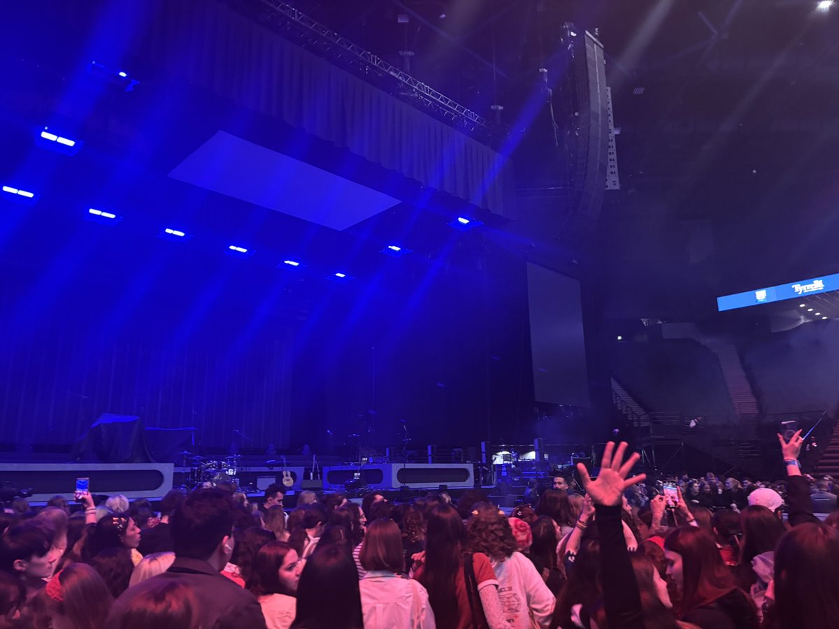 I SAW LOUIS & HARRY 😭😍 ♡◟̽◞̽ tweet media