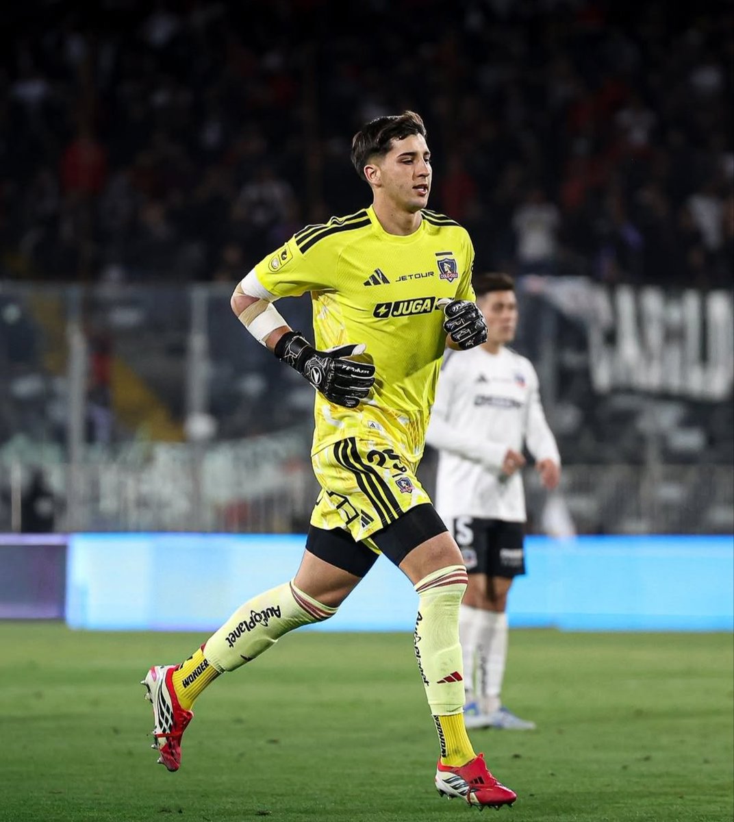 Donpipoalbo's tweet image. Colo-Colo pierde al Tuto De Paul❌
La lesión qué sufrió ante Palestino lo tendrá fuera de las canchas más de un mes e incluso se podría perder el partido ante Católica
En su reemplazo estaría
 Villanueva o Maureira 
#VamosColoColo