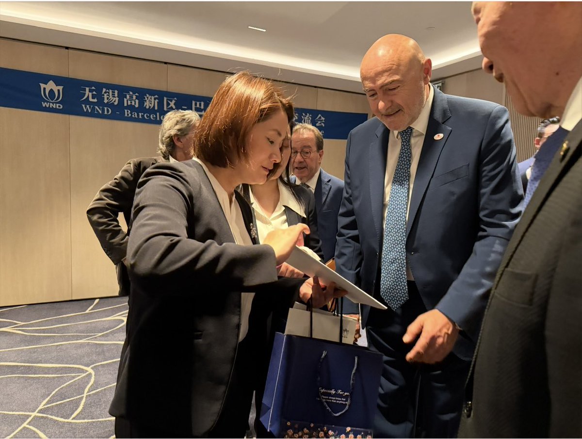 JMaria_Torres's tweet image. Hoy recibimos en Barcelona a la delegación empresarial de Wuxi, motor tecnológico de China. 🇨🇳🇪🇸
Desde @CONPYMES impulsamos la colaboración internacional para que nuestras pymes crezcan en mercados globales. @Conpymesorg 
#Wuxi #Barcelona #Pymes #Guanxi