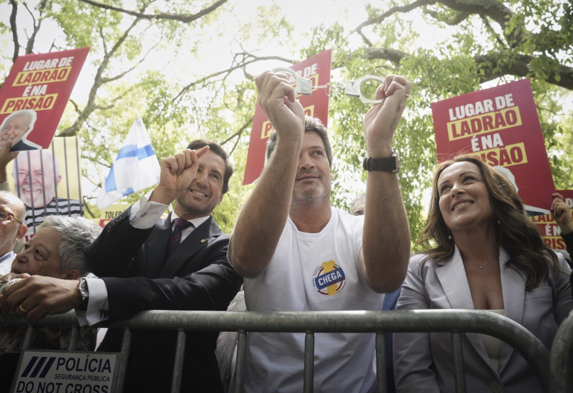 Paz na terra aos homens por Ele amados 🇵🇹 tweet media