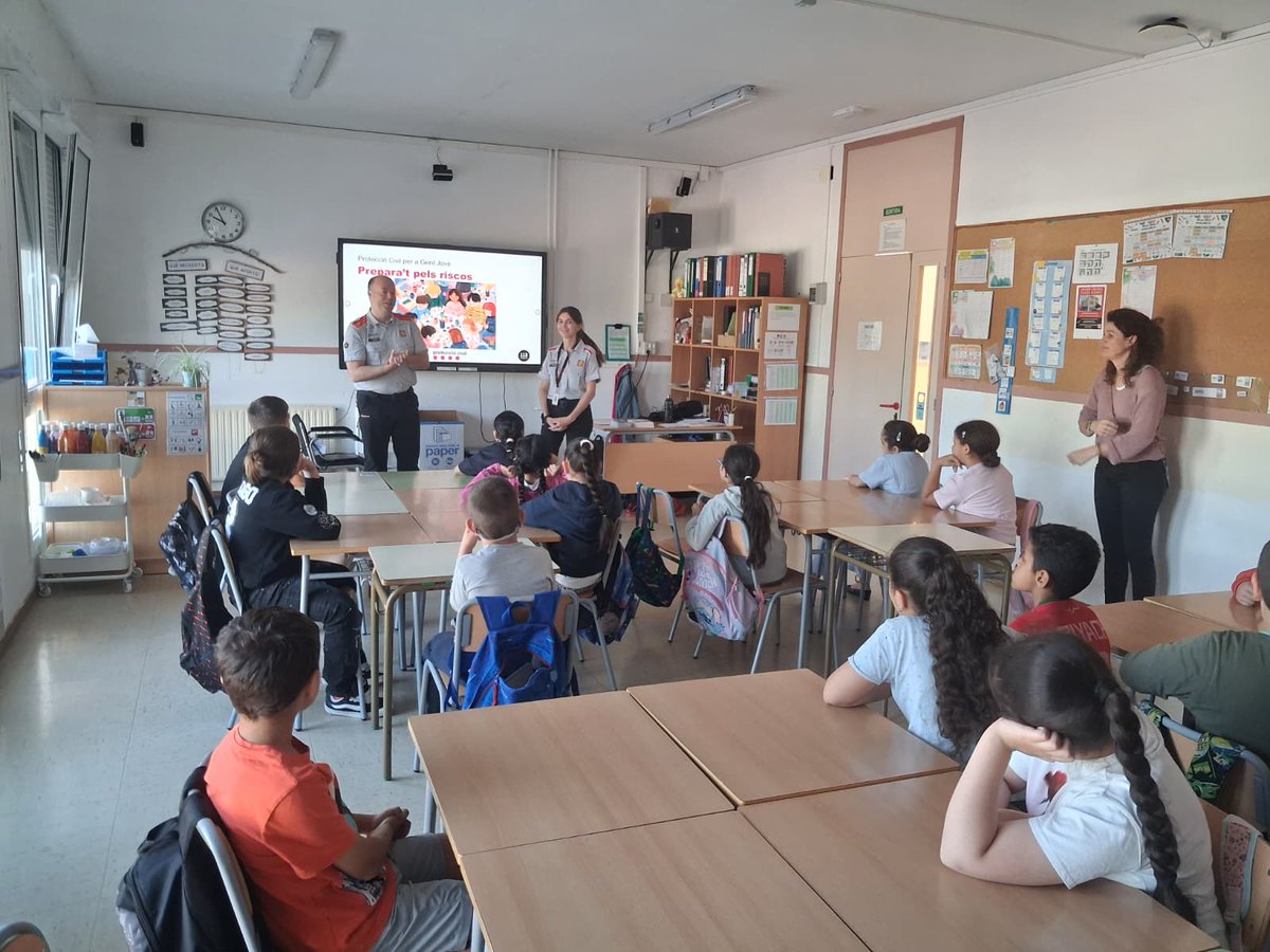 emergenciescat's tweet photo. 👩‍🏫 Avui hem estat a l’escola Eladi Homs de Valls (Alt Camp), on hem fet formació a alumnat de 3r i 6è de primària.

🗣️ Els hem parlat sobre riscos generals, risc químic, el kit d'emergències i consells d'autoprotecció.

#ProteccióCivil https://t.co/u7jVuQWvBL