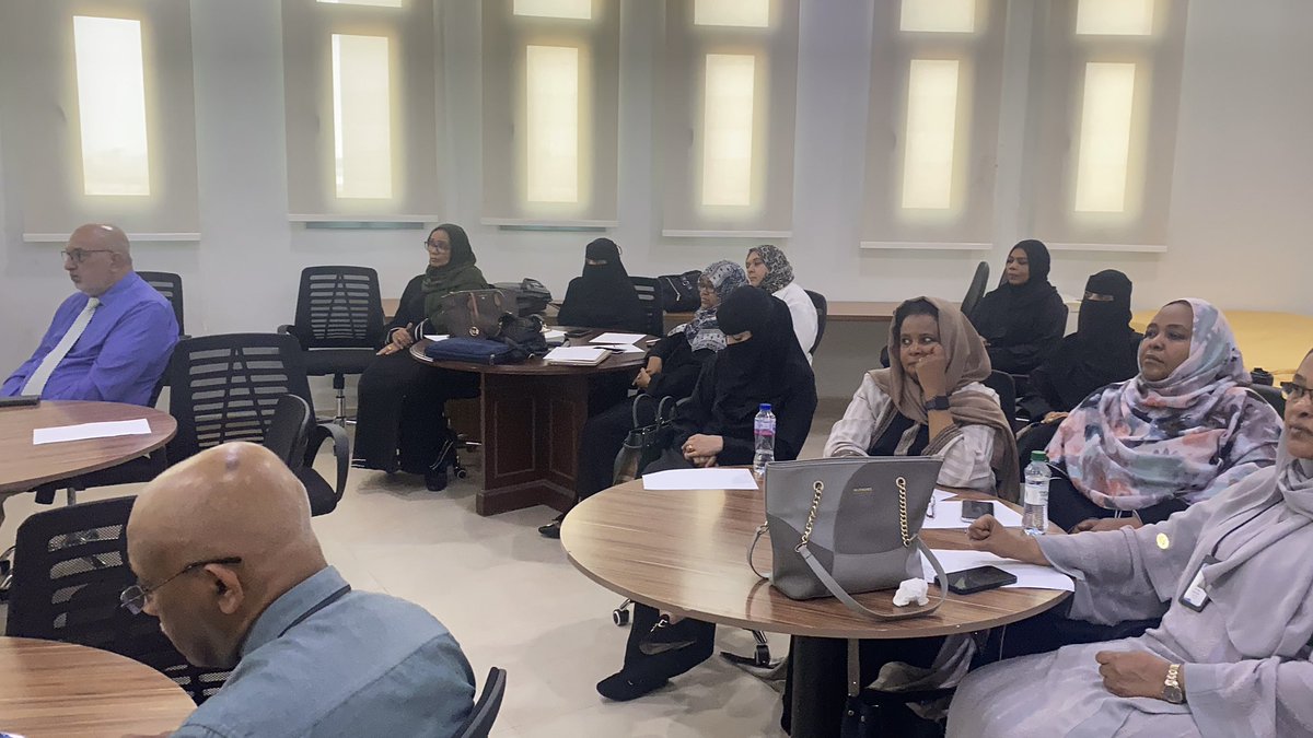MedicineJazanU's tweet photo. تغطية|📸
وتستمر جلسات برنامج 
"ماوراء المنهج"
#BeyondTheCurriculum 
وكانت جلسة اليوم بعنوان
Learning by Design: Creating Environments That Drive Engagement
التعليم بالتصميم: بناء بيئات تُحفّز التفاعل
قدمها سعادة الدكتور أحمد القاسم وكيل الكلية للشؤون الأكاديمية.
 #كلية_الطب https://t.co/RJjoKfxo6g