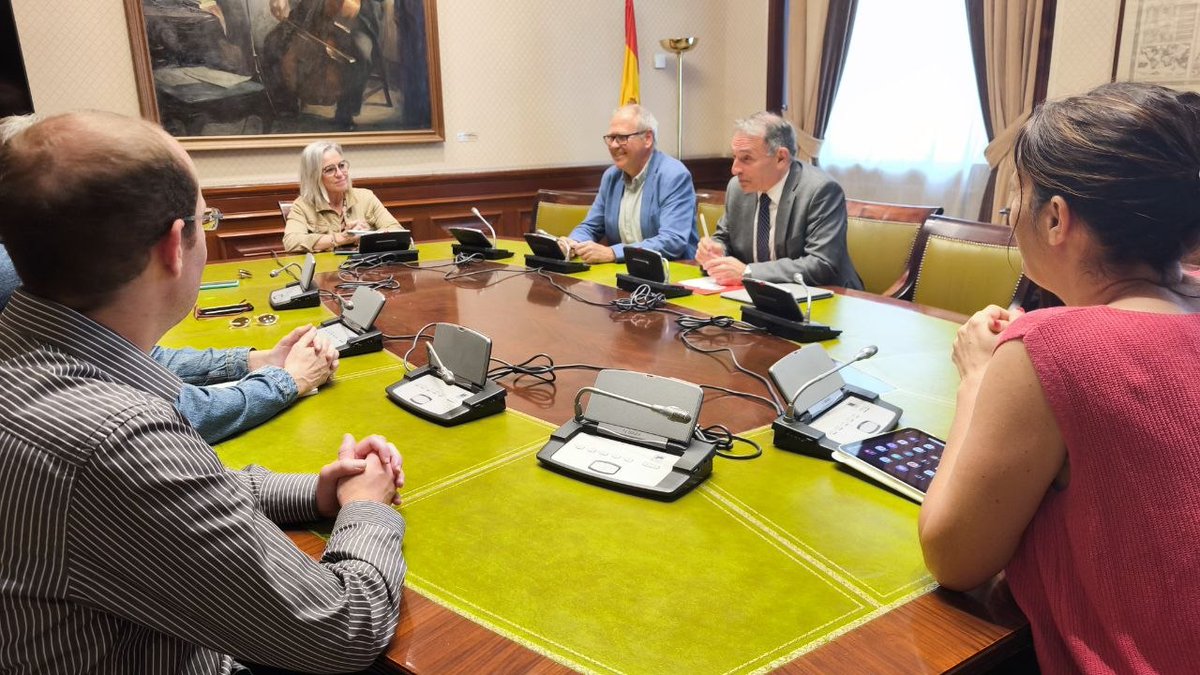 EnriqueSantiago's tweet photo. Las asambleas de @IzquierdaUnida de las localidades por las que transcurre la Línea C3 de Cercanías han venido al Congreso para informar a @SumarGP sobre las necesidades de mejora de las cercanías de Madrid.

✍🏻✅ Pondremos en marcha iniciativas para atender el problema. https://t.co/kfXt8PoDAV