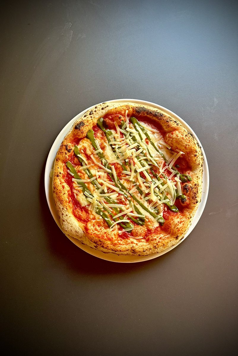 danielgreve's tweet photo. La nueva #PIZZA #Margarita, según Rafaella. Santiago, Chile. Pesto en lugar de albahaca fresca, top de Grana Padano en tiras. https://t.co/Z34v2mZlSh