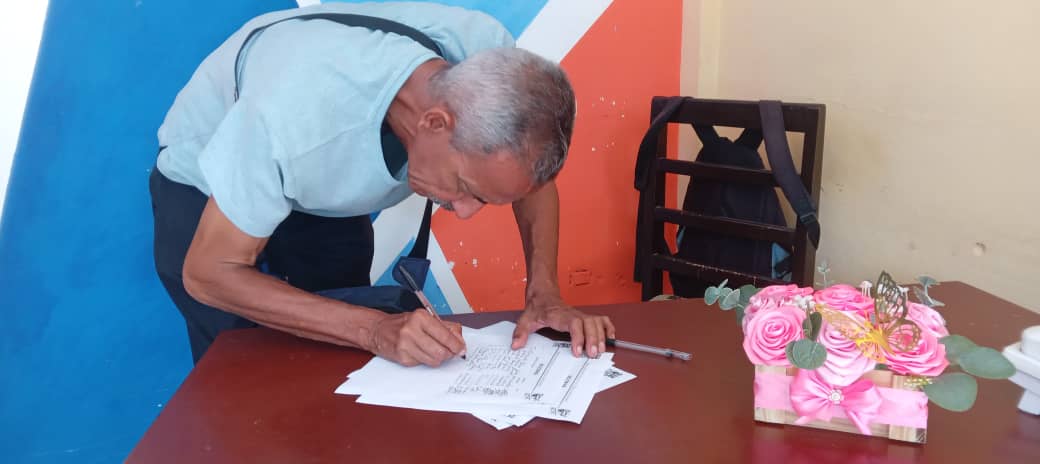DireccionMuni10's tweet image. La #Dirección MunicipalCulturaGuantanamo realizando su confirmación de la firma con la Patria #Cuba