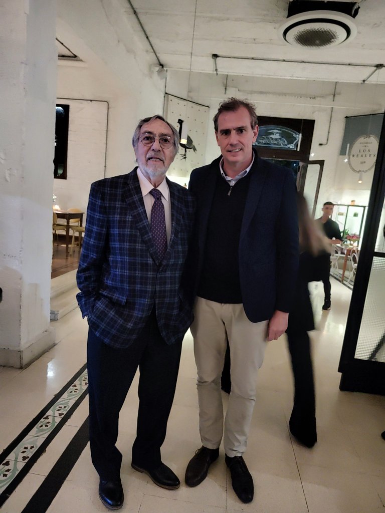 AlvarodLamadrid's tweet photo. Hasta siempre querido Beto !!
Gracias por existir !! Tus valores, enseñanzas y tu hombría de bien siguen caminando a nuestro lado. No hay palabras suficientes para agradecer todo lo que nos diste, dejás mucho de ti en nosotros. Te vamos a extrañar todos los días. Descansa en paz. https://t.co/f6J2kda2yY