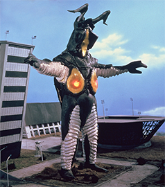 zolge1's tweet photo. （怪獣の好きな海外のみなさんへ補足）
我々はウルトラ怪獣が大好きです。
成田亨の芸術作品のようなゼットンが好きです。

しかし同時に、戦車と恐竜を足しただけという「恐竜戦車」も実は好きなのです。

足してどうするんだと思うでしょう。私もそう思います。なんでわざわざ恐竜の足を取っ払って戦車と足すんですか。自分で走りゃいいじゃないですか。

しかし、我々はいつまでも心が子供なので、芸術に憧れる一方で「恐竜と戦車が合体したらもう最高！」という成田亨が絶望するような安直さも大好きなのです。

この二つの間で揺れ動き、併存しているのがウルトラ怪獣とも言えます。

どちらかを否定するファンもいますが気にしないで下さい。全員頭がおかしいという点では同じですので。