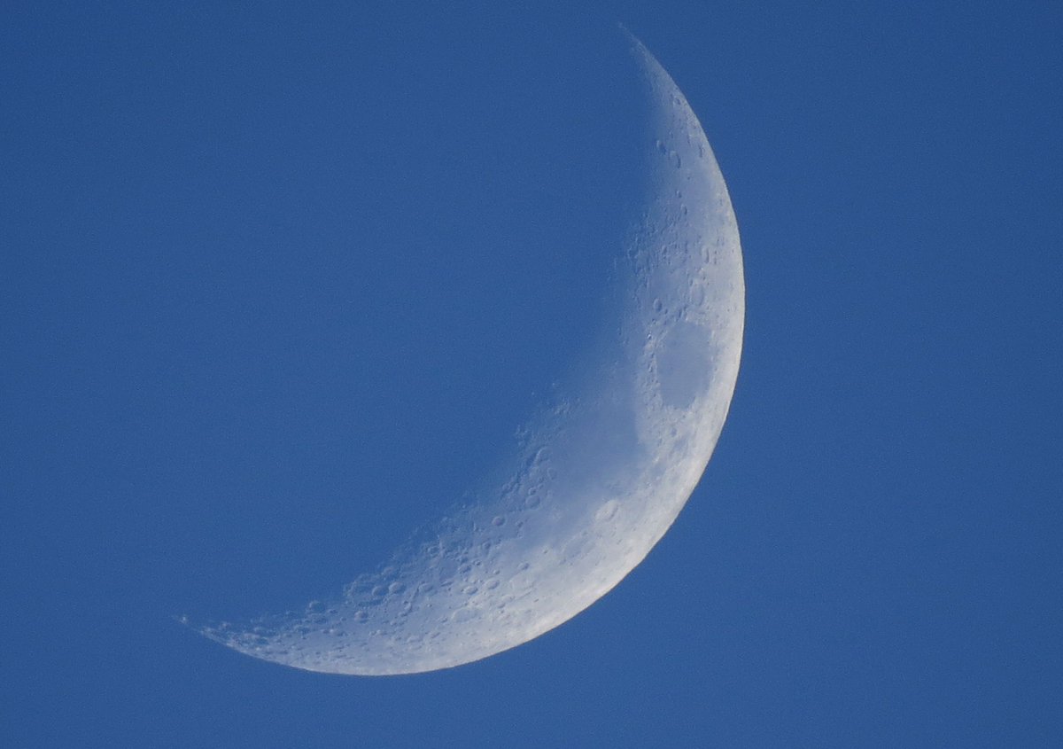 angegarrod's tweet image. 8pm 24.6% Waxing Crescent moon 21/4/26 and #sunset 

#moonwatch #wonders #astronomy #loveukweather @MoonHourSocial