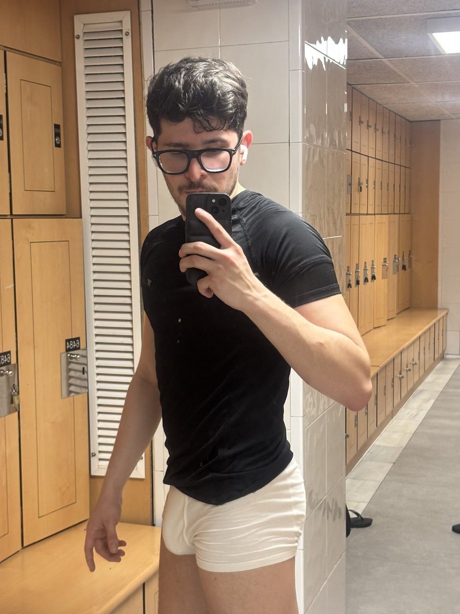 AlberthPineda10's tweet photo. I need a haircut I guess 👀 https://t.co/QSJzRNJLrK