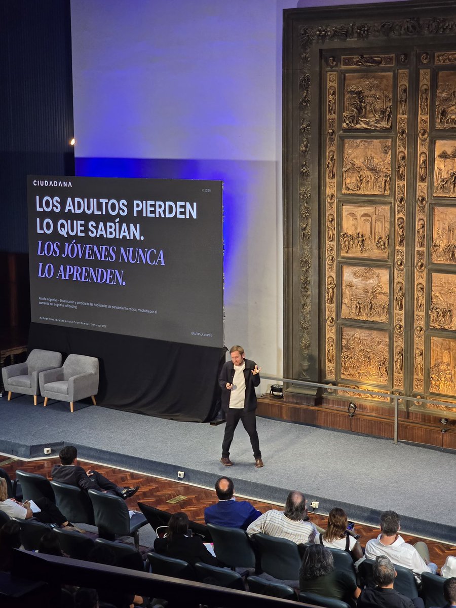 SayXimmAvila's tweet photo. Ya regresé!! Me perdí en lo buenísima que estaba la conferencia de @julian_kanarek 🌐 en la #CumbreMontevideo #CumbreDeLaDemocracia 

@CumbreCP @CumbreOnline @CanalPolDig https://t.co/8VFsNG6y4s