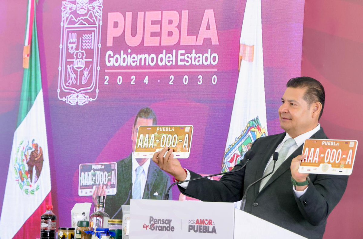 Gob_Puebla's tweet photo. 🚗⚽🌎Llevamos el orgullo poblano al camino rumbo al Mundial 🎉✨

A partir del 28 de abril, desde los puntos de atención de @SPFAGobPue, ponemos a disposición dos diseños de placas conmemorativas que celebran nuestra identidad y proyectan a Puebla.

Con el impulso del gobernador @armentapuebla_, integramos elementos de nuestra riqueza histórica, cultural y social, para fortalecer el sentido de pertenencia en esta gran fiesta mundialista. 

¡@AxolinPuebla te invita a sumarte a esta fiesta deportiva!
#PorAmorAPuebla