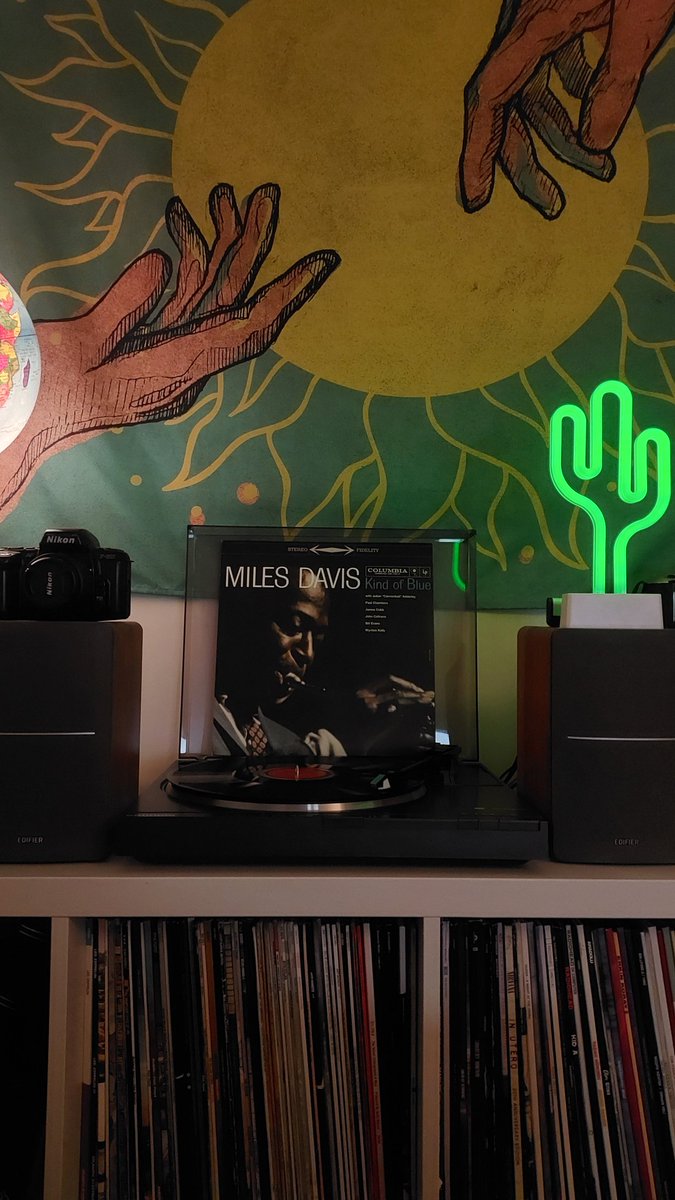 bohemkokusu's tweet image. Kind of Blue dinlerken Guinness yudumlamak: acele eden dünyaya karşı küçük bir itiraz.. 🍺🎷
#milesdavis #vinyl #record