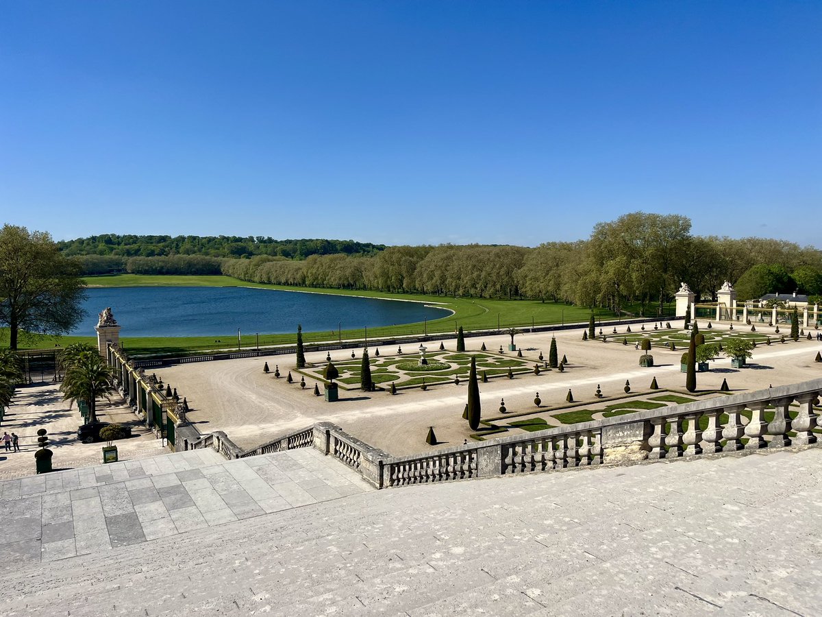 sim_leo's tweet photo. Réplique du lit Louis XVI, dans la chambre du roi, reconstitué à partir des archives du sculpteur de l’original détruit à la Révolution. 👏🏻🥂⚜️ @CVersailles
Lustres retirés (état historique originel) de la Galerie des Glaces : quel choc sur les volumes ! Et quelle voûte ! 🤩 https://t.co/IxFU1f6DKB