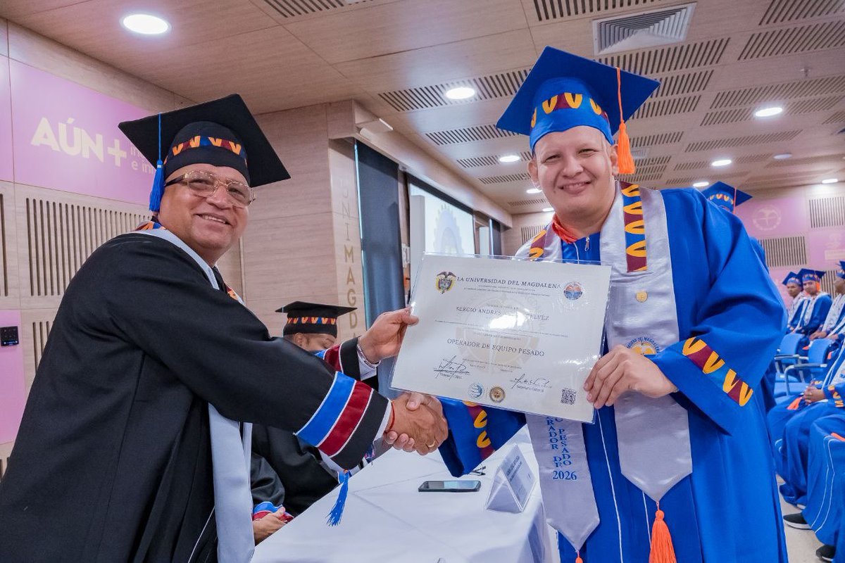Unimagdalena's tweet photo. 🎓 Celebramos el logro de 53 nuevos técnicos laborales, incluyendo la primera cohorte en Almacenamiento, Recibo y Despacho de Mercancías en Almacenes y Puertos.

También felicitamos a los ciudadanos que reciben su diploma en Refrigeración y Operadores de Equipo Pesado.

#GradosUM https://t.co/0NFLrnXnfb