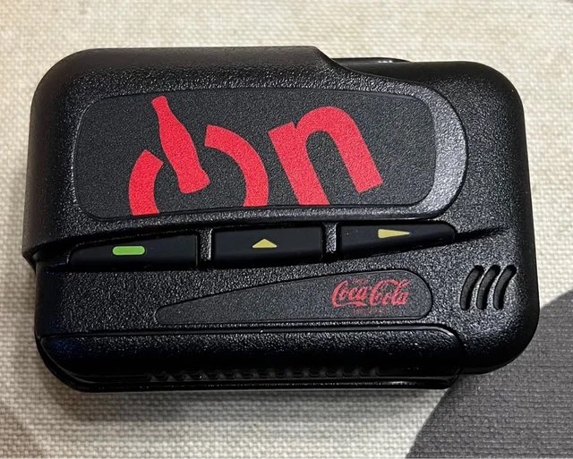 El beeper de CocaCola permitía enviar mensajes de texto vía una centralita y previo pago de unas 100 pesetas por mensaje. No llegabas a recibir ninguno, más allá de alguno de publi de CocaCola pero aquello nos parecía lo más de lo más.