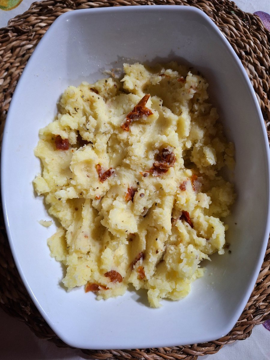 Sghi_Milla's tweet image. Braciola di maiale al limone e rosmarino (in padella) con contorno di insalata di patate lesse con pomodori secchi e maggiorana (condite con olio EVO e sale)
#Cooking 
e il tramonto :))