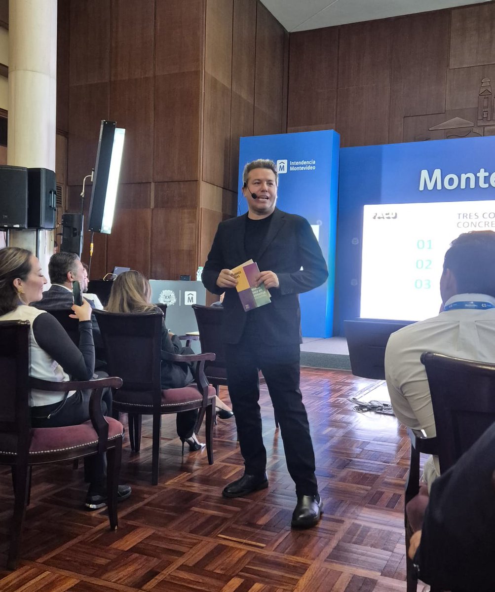 PolitologosD's tweet photo. 📕 En estos momentos, inicia la presentación del libro “La ciencia del voto” en la #CumbreMontevideo 🇺🇾

@andreseliascom 🇲🇽

@CumbreOnline @CumbreCP https://t.co/NNHk1fAF1N