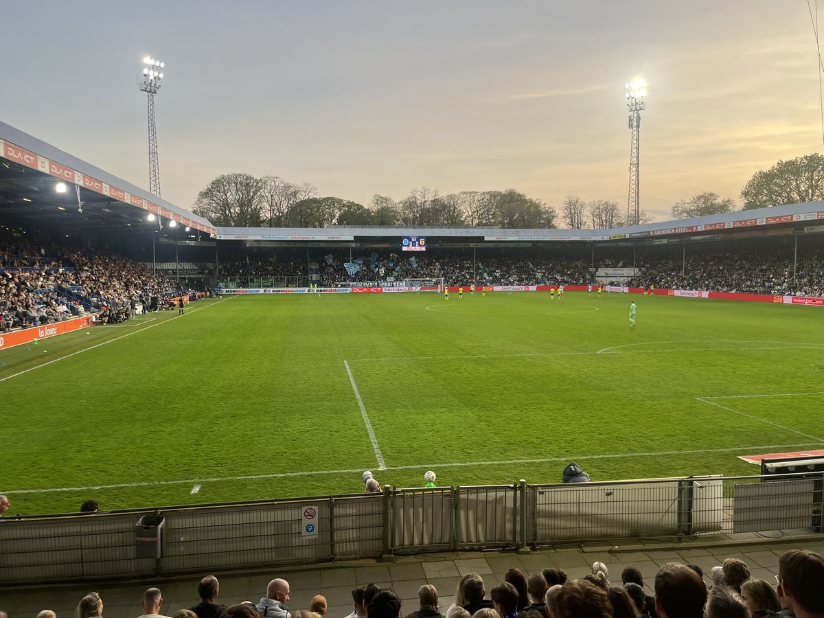 egbert_baarsma's tweet photo. De Graafschap - Cambuur 3-1

Dankzij deze overwinning mogen we de eerste ronde van de play-offs overslaan. Het hoogtepunt van de avond was het eerbetoon aan Henk de Jong. Een mooi voorbeeld hoe voetbal kan verbinden. 
#groundhopping https://t.co/gAMcSaXyuj