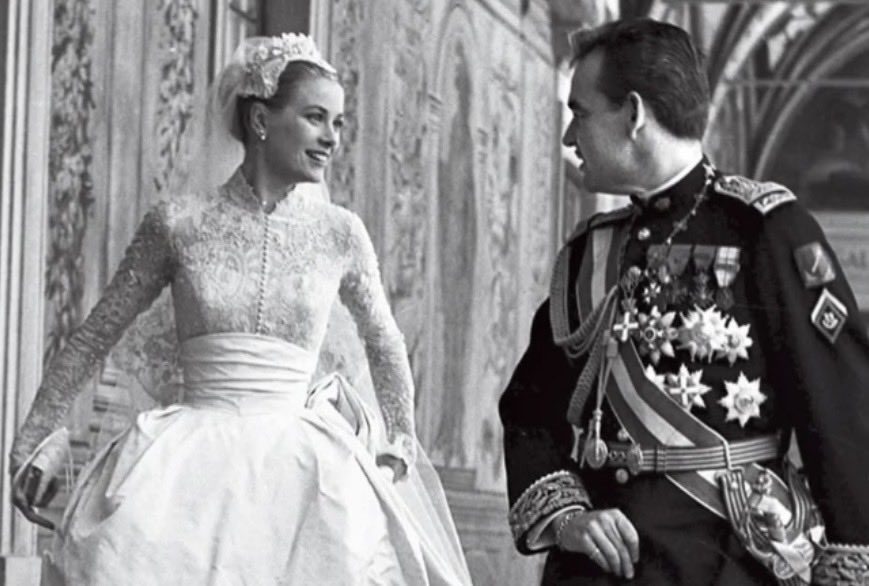 MONACOinUSA's tweet photo. April 19, 1956 - 70 years ago in Monaco’s Cathedral - Prince Rainier and Princess Grace’s religious marriage ceremony, following their civil service the day before, was seen by more than 30 million viewers on one of the world’s first major TV events broadcast via Eurovision.

Billed as the wedding of the century, it set the standard for spectacular and memorable royal weddings, even to this day… 

@palaismonaco 
#gracekelly #princerainier #monaco

📸 Gilbert Toure/Gamma-Rapho, SIPA Press, and Getty Images
