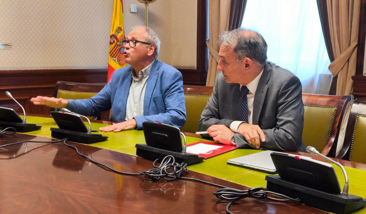 EnriqueSantiago's tweet photo. Las asambleas de @IzquierdaUnida de las localidades por las que transcurre la Línea C3 de Cercanías han venido al Congreso para informar a @SumarGP sobre las necesidades de mejora de las cercanías de Madrid.

✍🏻✅ Pondremos en marcha iniciativas para atender el problema. https://t.co/kfXt8PoDAV
